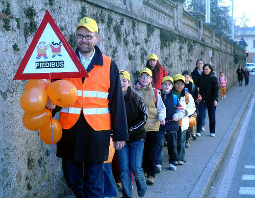 a-scuola-col-piedibus-L-VyZvdM