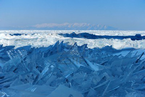 7788543-esquirlas-de-hielo-roto-en-el-lago-baikal-rusia