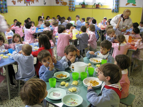 ambiente-e-scuola-basta-con-i-piatti-di-plastica-nelle-mense-640x480