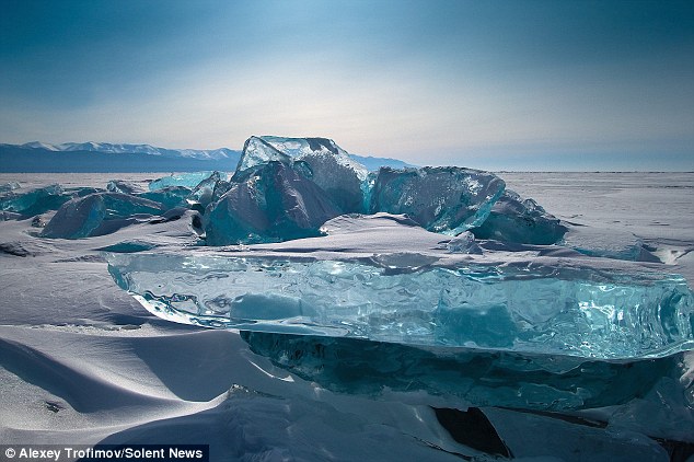 article-0-195225D6000005DC-566_634x422