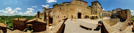 pitigliano-piazza-francesco-petruccioli-tuscany