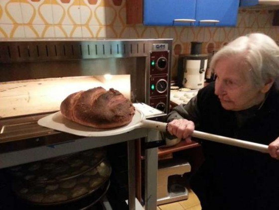 20150416_95522_nonna_leo_inforna_il_pane