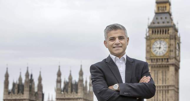 INGILTERE'NIN BASKENTI LONDRA'DA ONUMUZDEKI HAFTA DUZENLENECEK BELEDIYE BASKANLIGI SECIMINI PAKISTAN ASILLI MUSLUMAN ADAY SADIQ KHAN'IN KAZANMASINA KESIN GOZUYLE BAKILIYOR. ISCI PARTISI'NIN ADAYI OLAN KHAN LIBERAL GORUSLERIYLE BILINIYOR