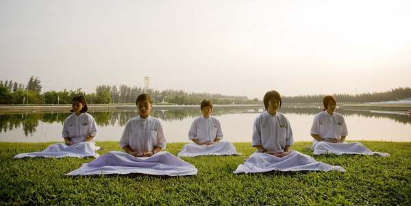 bambini_meditazione_thailandia