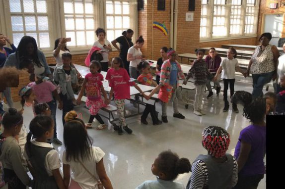 la-preside-newyorkese-che-recluta-gli-studenti-con-il-volantinaggio-orig_main